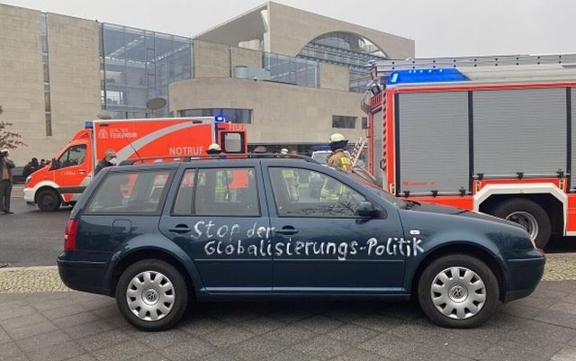 Un automobil s-a izbit de poarta sediului Cancelariei Germaniei