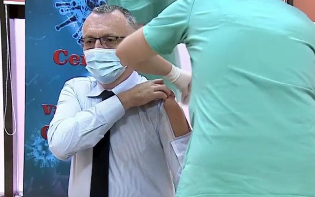 Ministrul Sorin Cîmpeanu a purtat o cămașă specială când s-a vaccinat