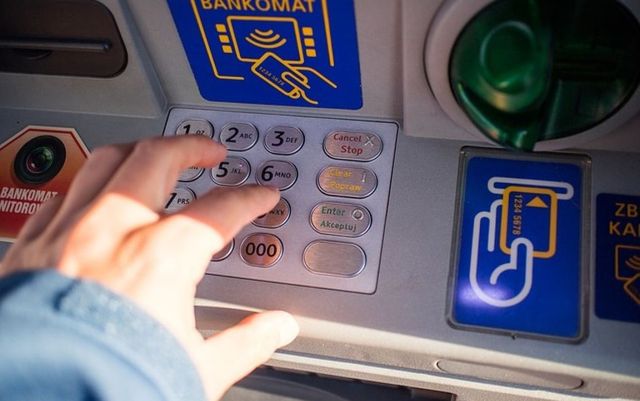 Doi români au aruncat în aer un bancomat, la Londra
