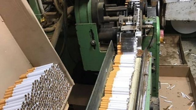 Moldoveni, la o fabrică clandestină de țigări din Uniunea Europeană