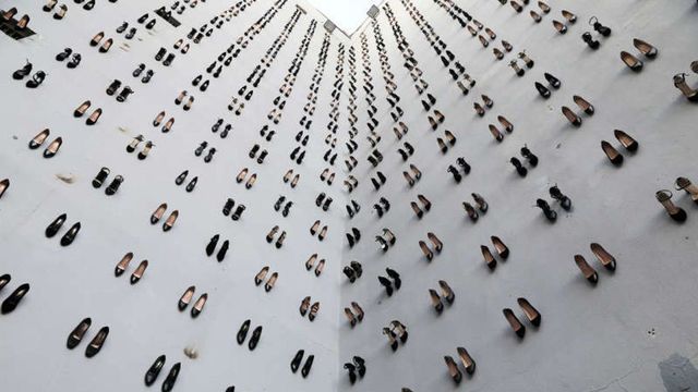 440 de perechi de pantofi cu toc au fost expuse pe fațada unei clădiri din Istanbul