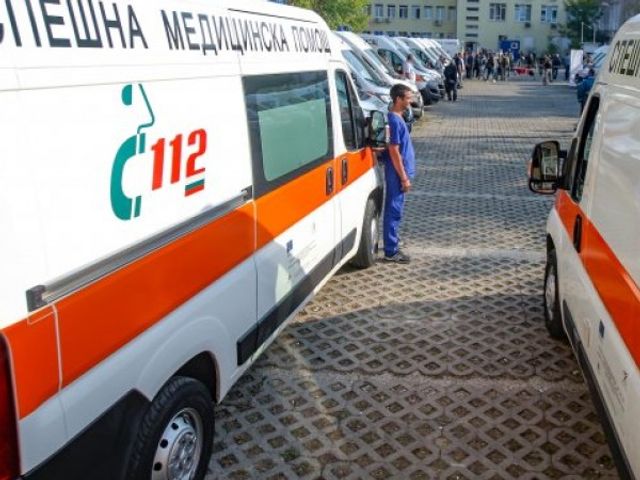 Дете изхвърча от кола след удар в дърво