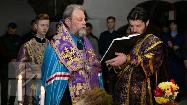 Mitropolitul Vladimir a binecuvântat și a sfințit vinul pastoral