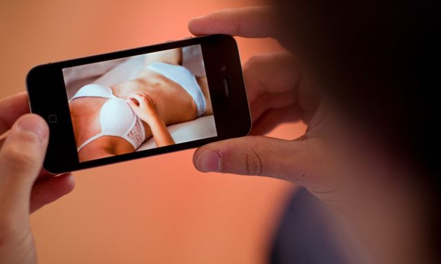 Pedopornografia online, blitz dopo la denuncia di una madre