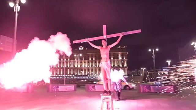 Keresztre feszíttette magát egy ellenzéki aktivista Oroszországban