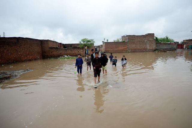 Zeci de morți în Pakistan, în urma inundațiilor puternice și a furtunilor care au lovit țara