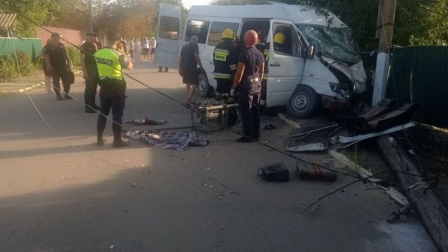 Accident grav în raionul Cahul: Microbuz plin cu pasageri s-a izbit violent de un pilon electric