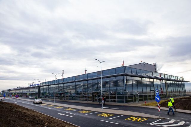 Pasagerii de pe Aeroportul din Cluj pot lua în bagaje până la doi litri de lichide