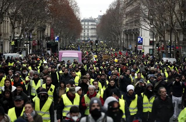Mii de persoane au protestat în Franța în sprijinul ″vestelor galbene″
