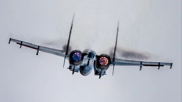 Истребитель Су-27 упал в акватории Черного моря, заявили в Минобороны