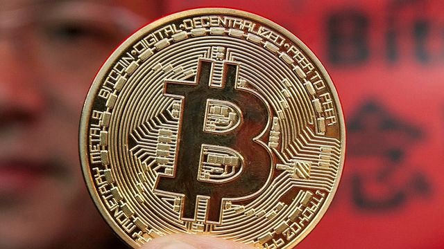 Биткойнът прехвърли 12 000 долара