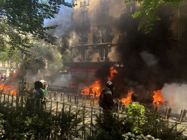 Proteste violente la Paris. ”Vestele galbene” au provocat mai multe incendii