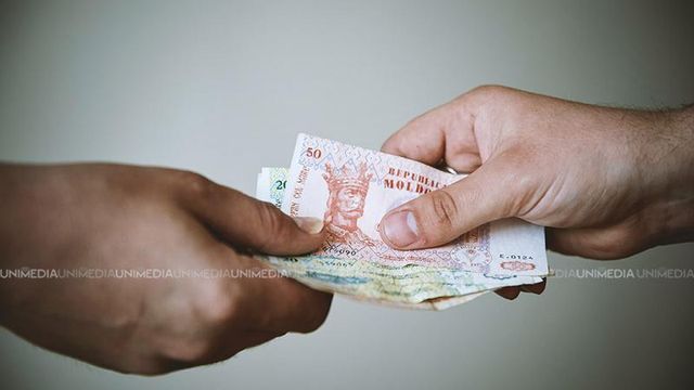 Ofițer de investigație din Chișinău, reținut cu mită de 4 mii de euro