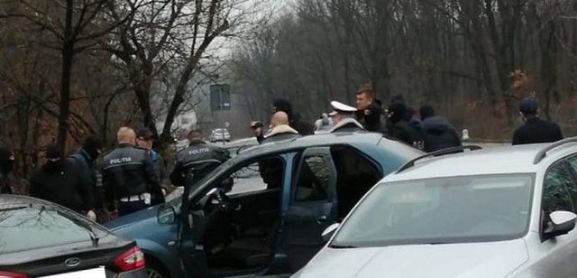 Patru polițiști de la Rutieră au fost prinși în flagrant în timp ce luau mită