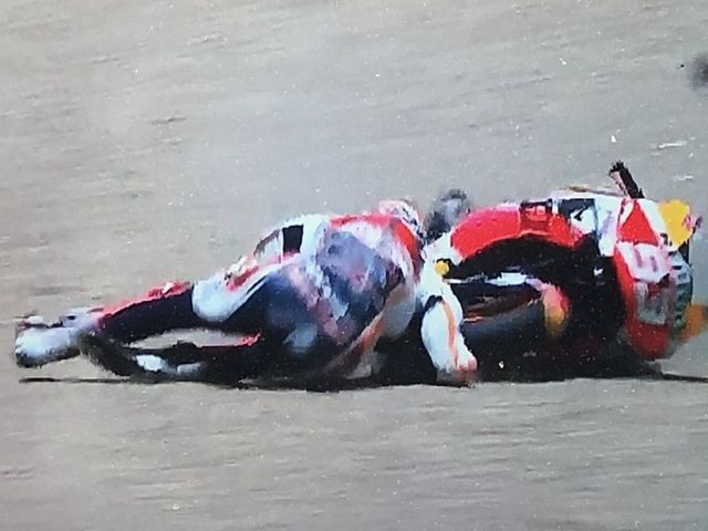 MotoGp, brutta caduta e frattura all’omero per Marquez