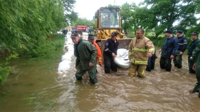 Pericol de inundații la Ungheni. Zeci de salvatori întreprind lucrări de fortificare a digului
