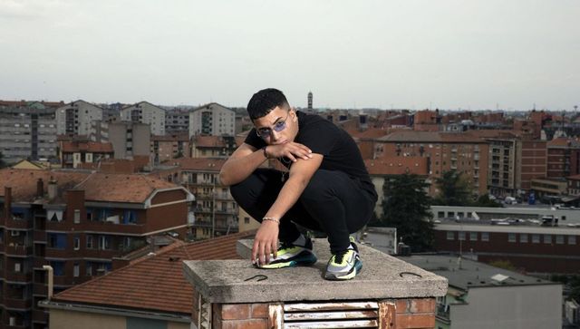 Guerriglia a Milano per il video del rapper Neima Ezza, perquisizioni nel quartiere San Siro