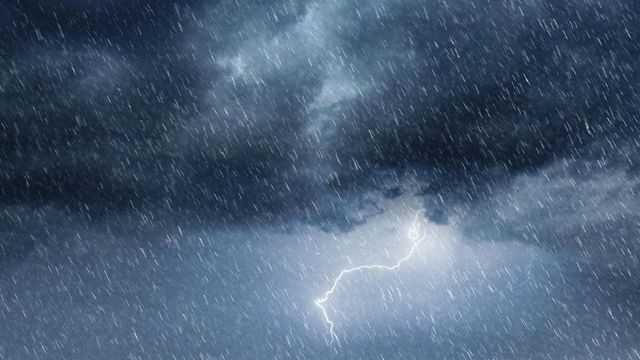 Cod galben de averse, descărcări electrice și grindină în două județe din țară