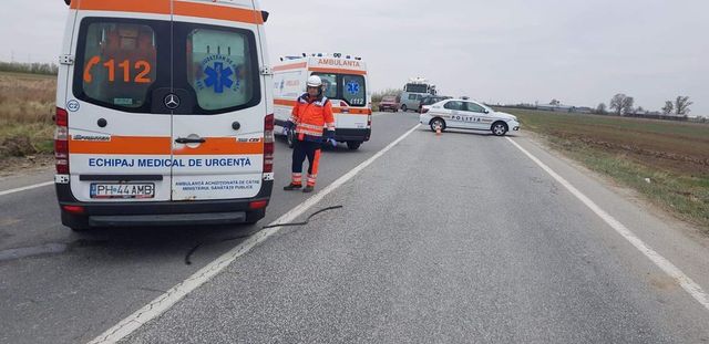 Microbuz cu 16 persoane la bord, implicat într-un accident în Argeș
