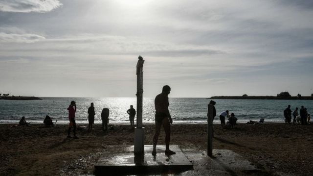 In timp ce in Spania ninge, in Grecia lumea a ieșit la plaja