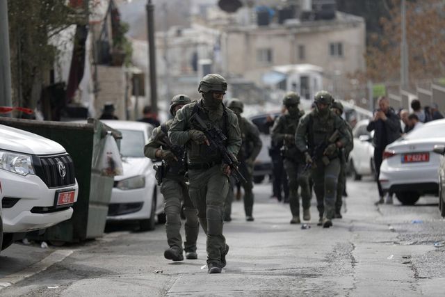 Egy ember meghalt és többen megsérültek egy lövöldözéses merényletben Jeruzsálem közelében