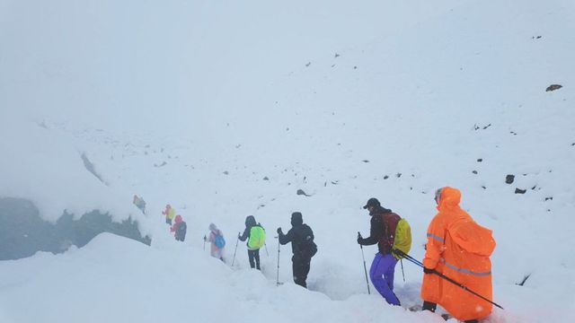Nečekaná sněhová bouře uvěznila v táborech Mount Everestu tisíc horolezců
