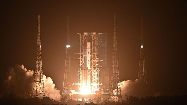 Műholdat küldött Kína a Hold túlsó oldalára