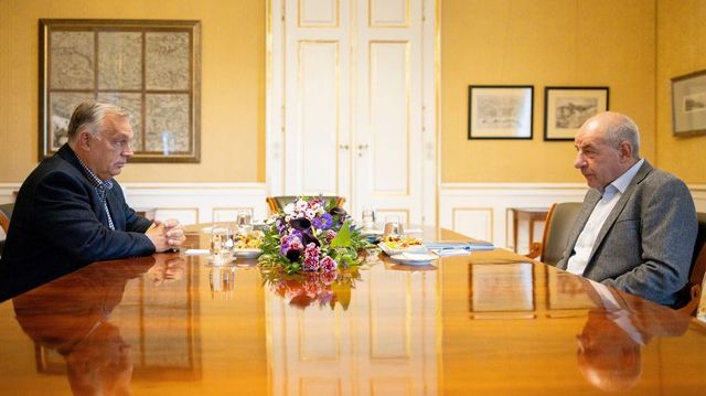 62 – Édesanyját köszöntötte saját születésnapján Orbán Viktor