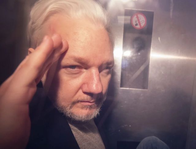 Julian Assange a făcut doi copii cu avocata lui, cât a stat în ambasada Ecuadorului din Londra