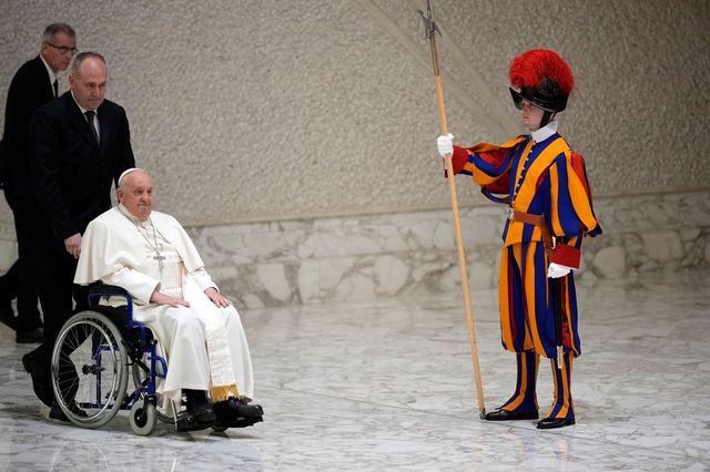 Il Papa, 'sono ancora un po' raffreddato'