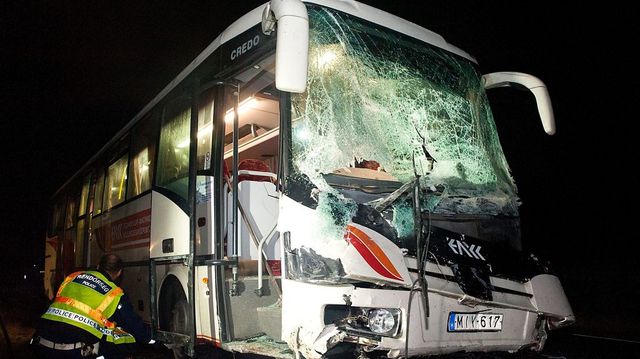 Busz és autó ütközött hajnalban a 81-es főúton, egy ember meghalt