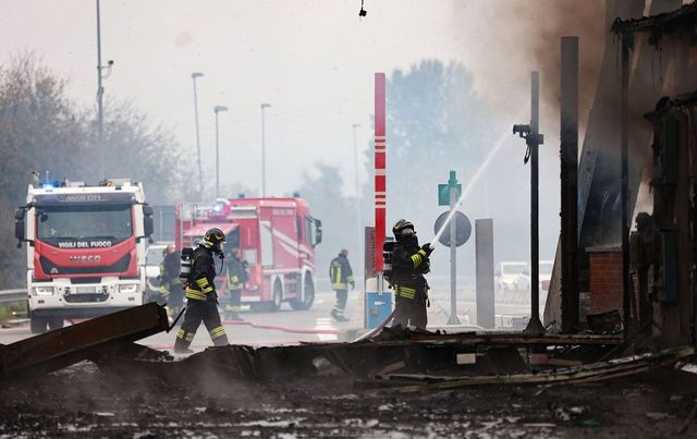 A fuoco il casello di Brescia sud: fiamme da un tir carico di gomme, autostrada chiusa
