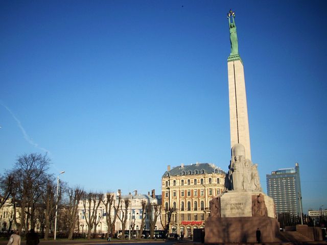 Американские солдаты осквернили главный памятник Латвии