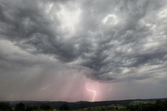 Na většině Česka hrozí odpoledne bouřky s kroupami a přívalovým deštěm