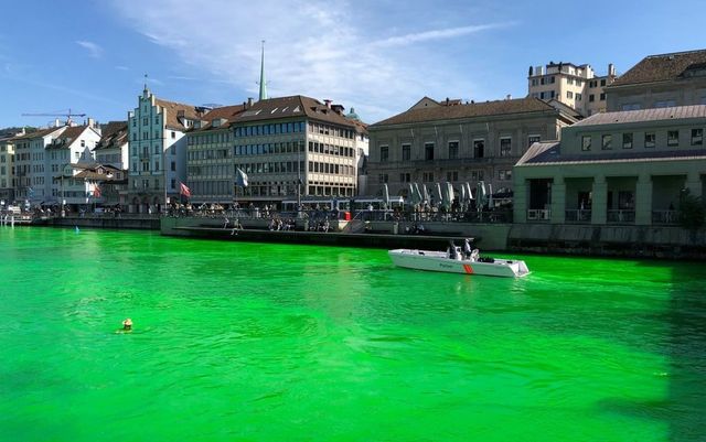 Motivul pentru care un râu din Elveția a fost colorat în verde fosforescent