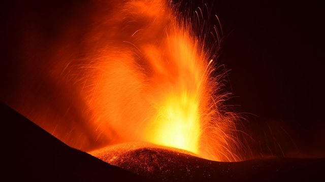 Ismét kitört az Etna Szicílián, miközben katonákat is mozgósítottak a Vezúv körül égő tüzek oltására