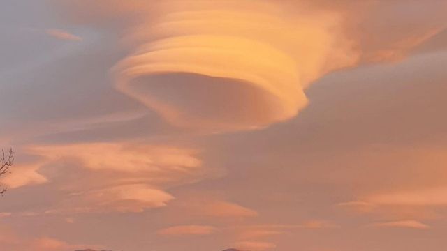 Nori spectaculoși, cu aspect de OZN, pe cerul României. Unde au fost văzuți și cum se formează