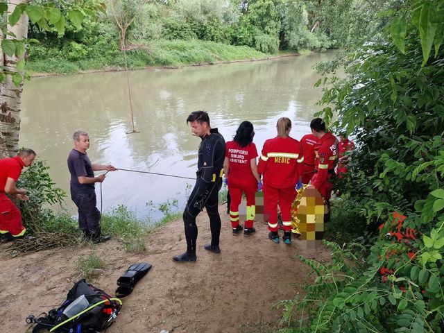 Un băiat de 10 ani, căutat de pompieri și de un elicopter SMURD după ce a dispărut în apele Crișului Negru, a fost găsit înecat