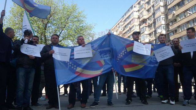 Sindicaliștii din transportul feroviar protestează în fața Ministerului Transporturilor