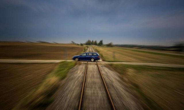 Intercity elé hajtott egy autó Győrnél, a sofőr meghalt