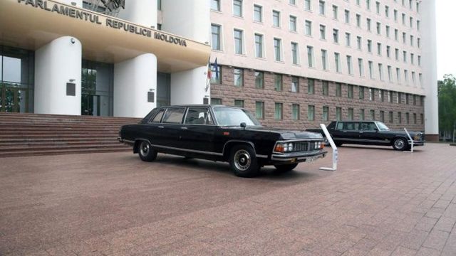 Copiii, invitați la Parlament să admire mașinile de epocă, folosite de foștii președinți ai țării