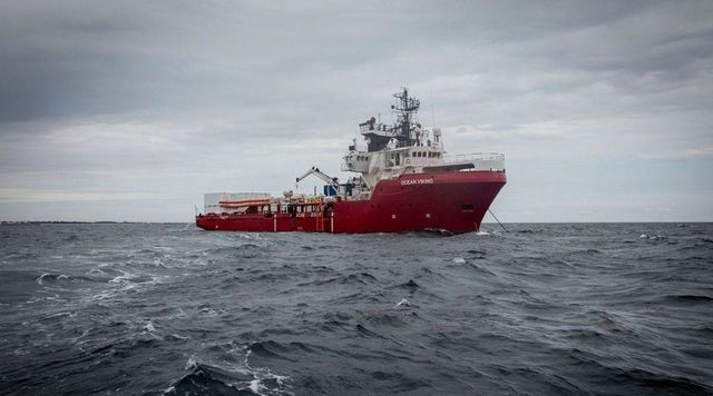 Tensione a bordo della Ocean Viking, migranti minacciano di gettarsi in mare