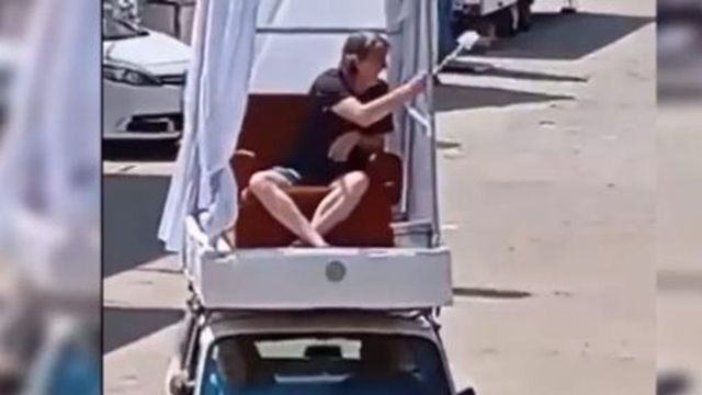 Archivada la querella contra el alcalde de Soria por ir en papamóvil y bendecir con una escobilla