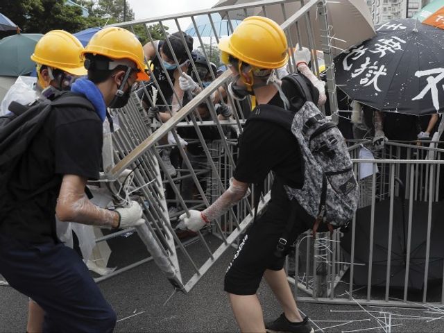 Нови сблъсъци между демонстранти и полицията при подновените протести в Хонконг