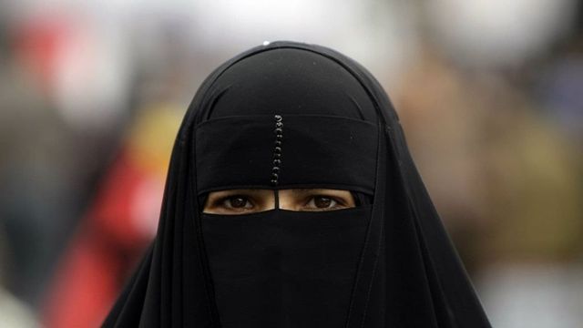 Bimba a scuola col niqab, la maestra le fa scoprire il volto