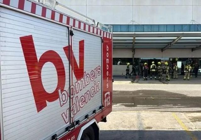 Un herido y varios internos fugados tras un incendio intencionado en la planta de Psiquiatría de La Fe de Valencia