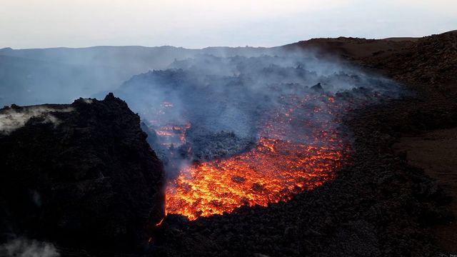 Etna, nuova eruzione e colata lavica di 3000 metri
