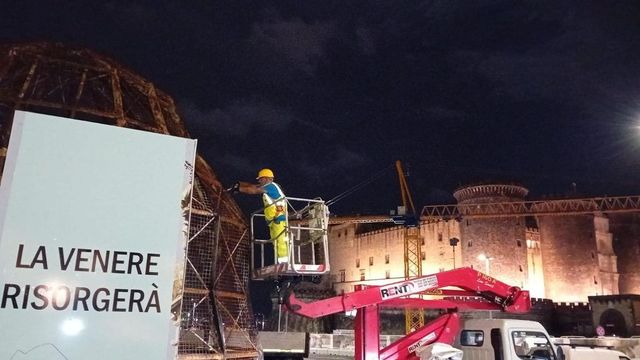 Rimossi i resti del rogo della Venere degli Stracci, Napoli si prepara per accogliere la nuova scultura