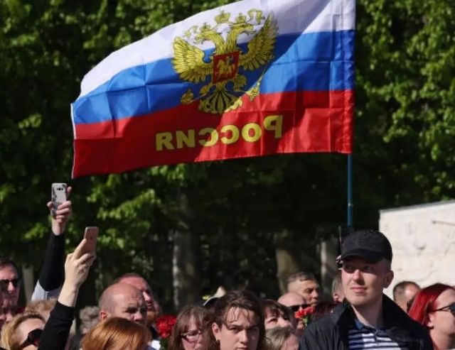 Кметът на Дупница окачи руското знаме пред общината, кандидат-депутат го хвърли в боклука