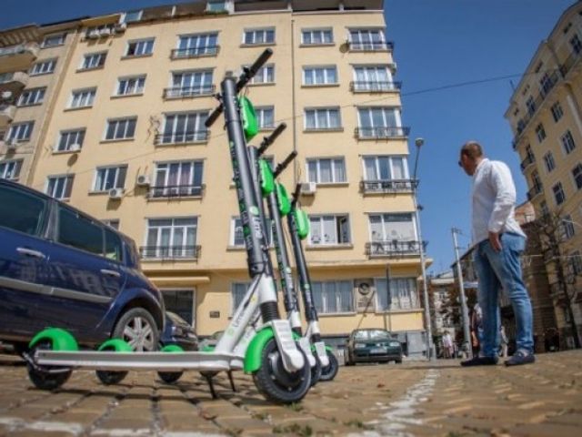 Шофьорите на тротинетки - с книжка, каска и светлоотразители